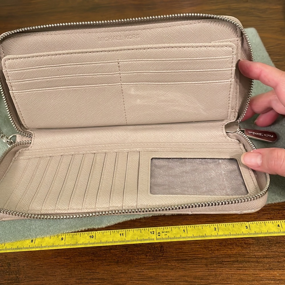 Michael Kors wristlet. Taupe / Tan - Picture 3 of 12